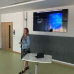 Frau vor Digitaldisplay