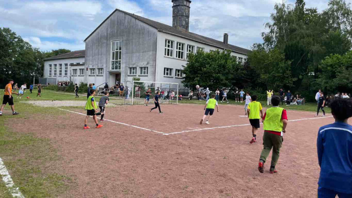 Kinder beim Fußball