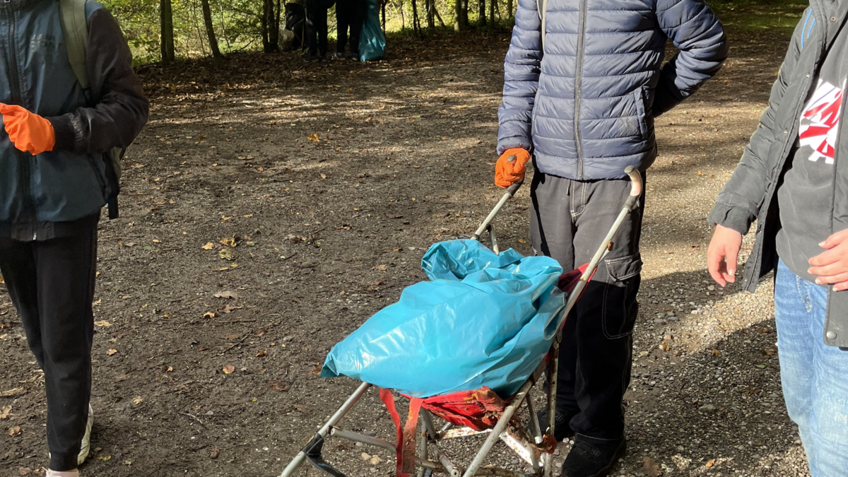 Schüler mit Kinderbuggy