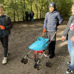 Schüler mit Kinderbuggy