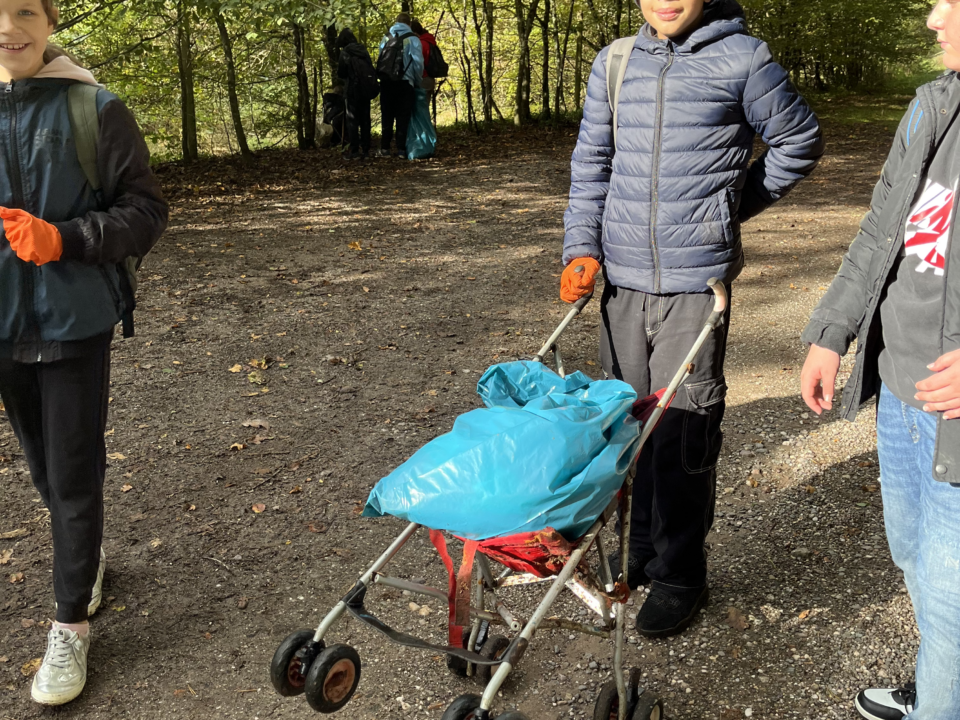 Schüler mit Kinderbuggy